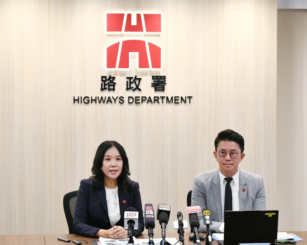 路政署總工程師梁卓琳(左)及高級維修工程師朱嘉傑(右)講解使用「高性能超薄磨耗層」的新型瀝青物料。  何健勇攝