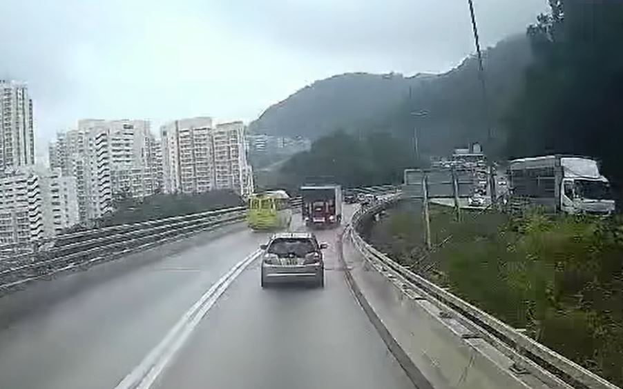 貨車和復康巴士沿龍翔道往荃灣方向行駛。fb車cam L（香港群組）影片截圖