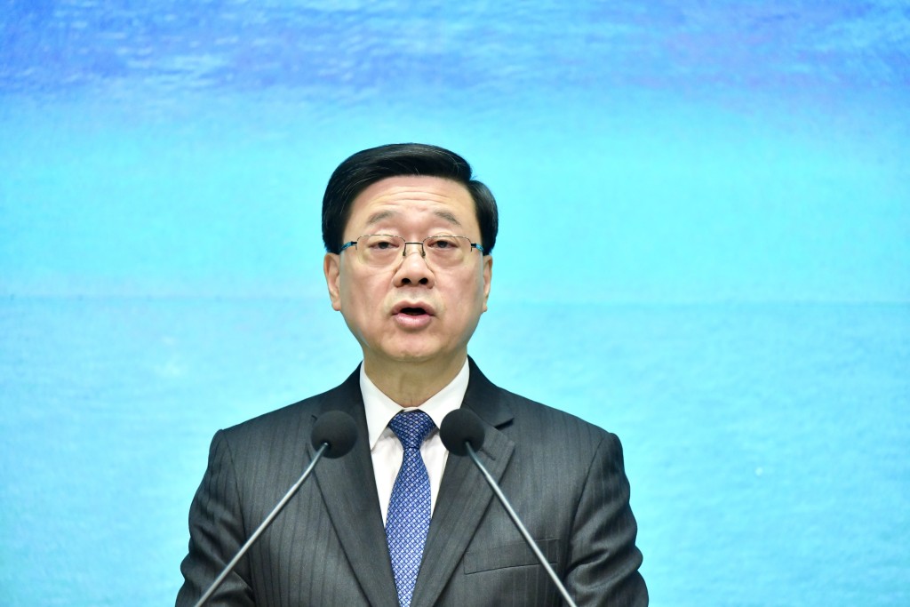 李家超出席行政會議前見傳媒。盧江球攝 李家超出席行政會議前見傳媒。盧江球攝