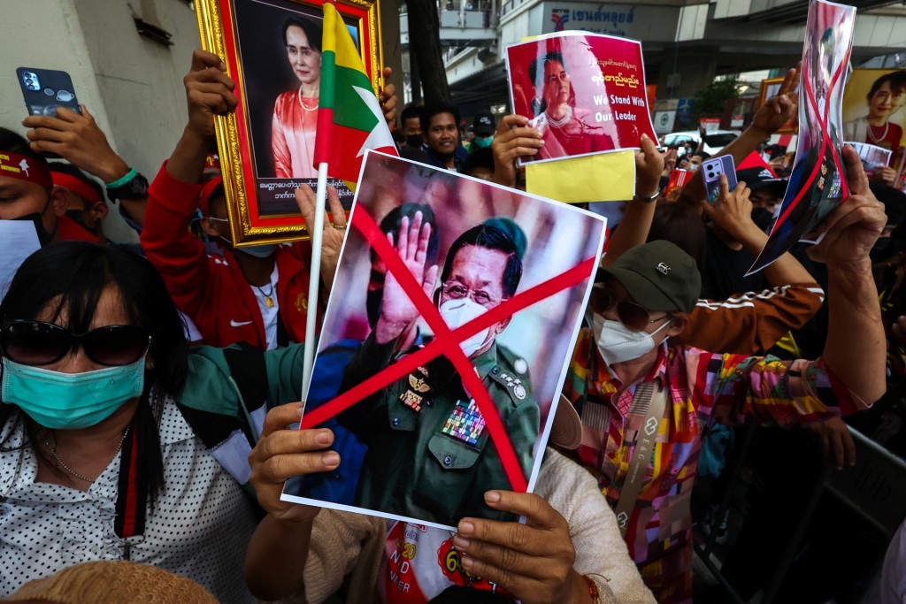 大批民众聚集在曼谷的缅甸大使馆外示威。 路透社
