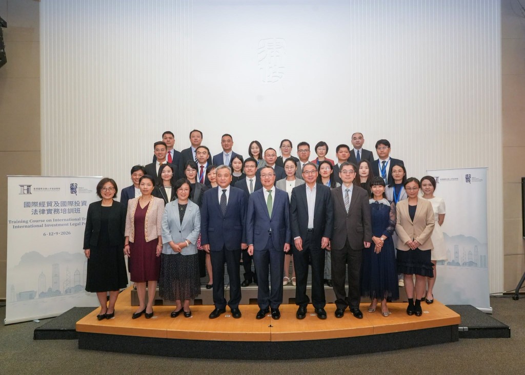 商務部學員平均年齡40歲,處級幹部佔80%,不僅是各專業領域的主要業務負責人,更是商務中心工作的主力。 商務部學員平均年齡40歲,處級幹部佔80%,不僅是各專業領域的主要業務負責人,更是商務中心工作的主力。