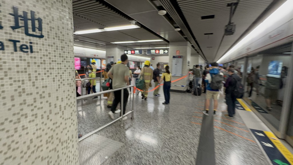 港铁职员在3号及4号月台划起封锁线，禁止乘客靠近。(刘汉权摄)