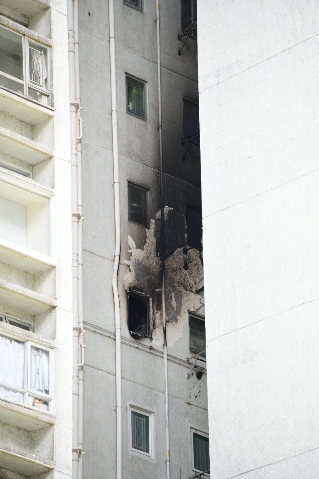 起火單位外牆被熏黑一片。楊偉亨攝
