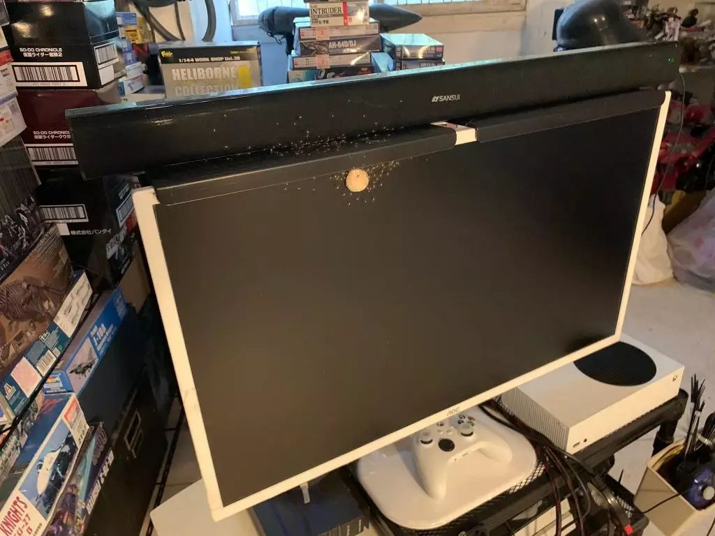 电脑萤幕黏诡异「草饼」。