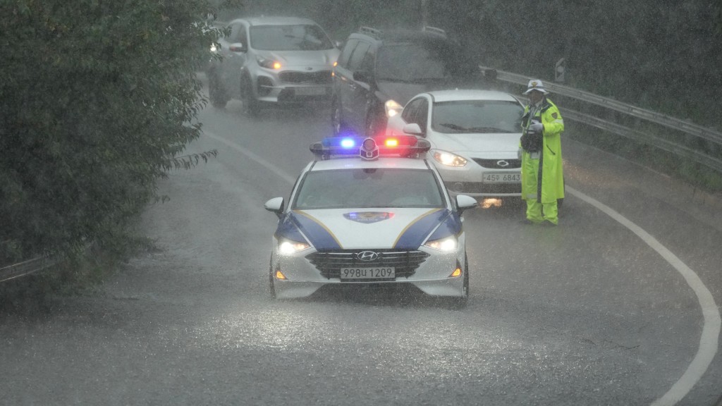 警察到场检查坡州市淹水路段。  美联社