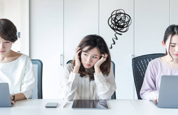 上班族為了應付公司考核，或面對沉重工作壓力，經常睡眠不足，因而產生焦慮。