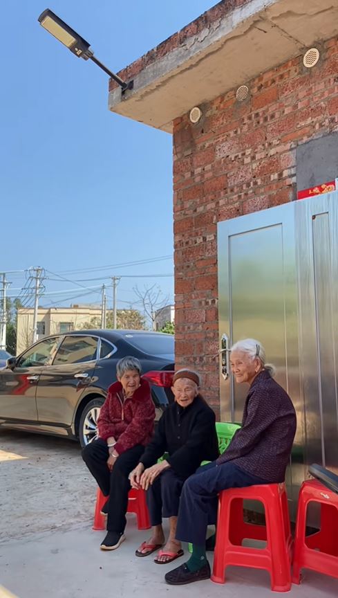 113岁的陈老太最爱与家人邻里聊天。抖音