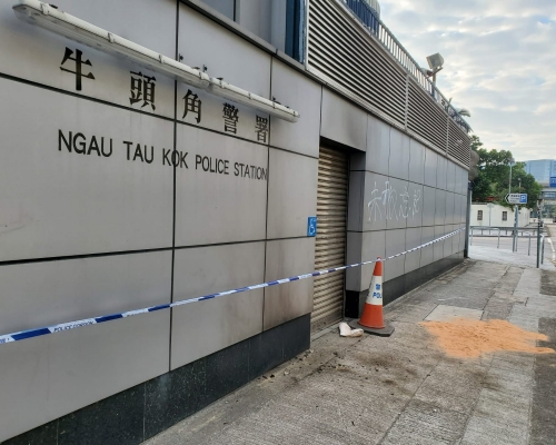 警署大閘及外牆被熏黑。