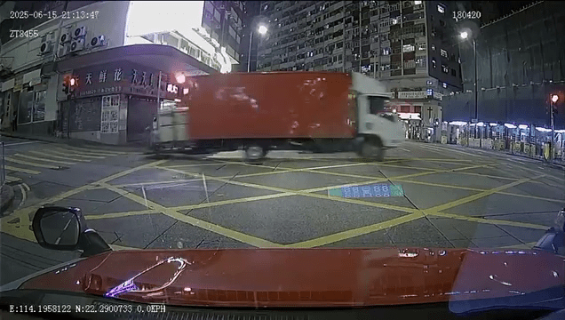 現場險象環生,幸而當時未有車輛經過。 現場險象環生,幸而當時未有車輛經過。