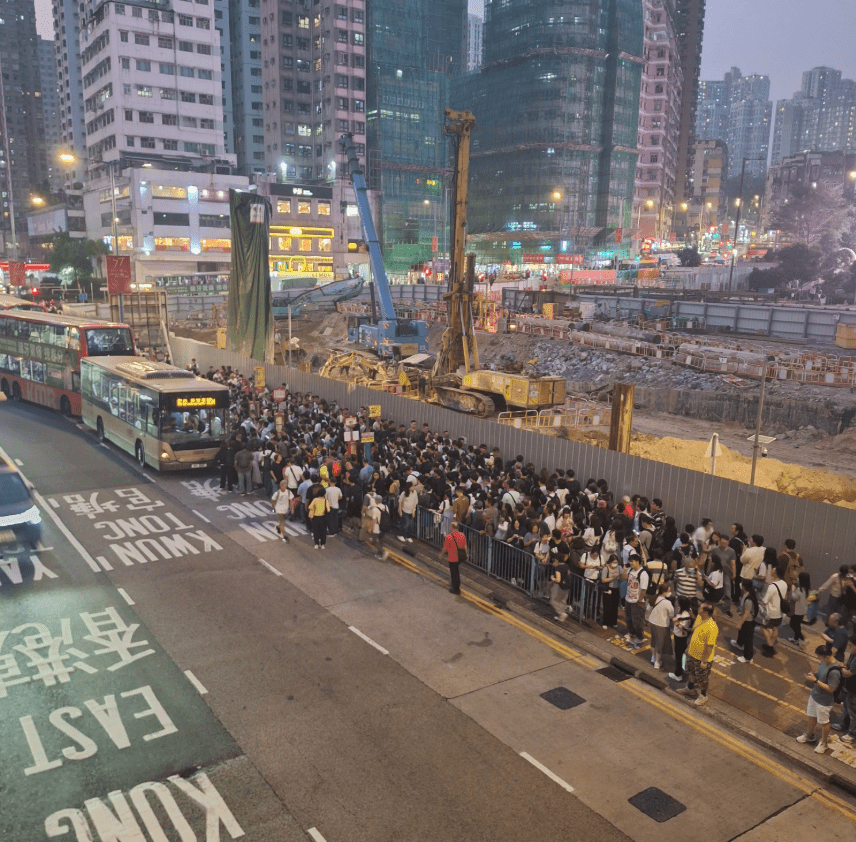 由於觀塘站來往調景嶺站列車服務暫停，不少市民決定搭巴士回將軍澳或油塘。ru_subac＠threads