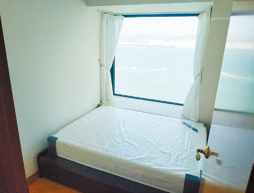 睡房方正實用，窗外享遼闊海景，令人易於入睡。