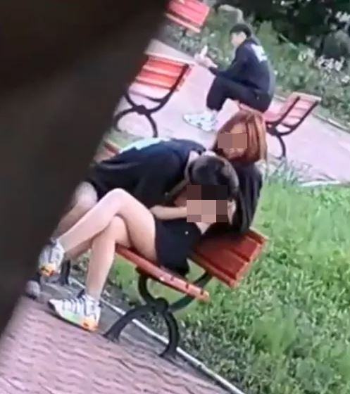 疑是黑龙江某高校的情侣在校内难忍激情掀衣吮奶。
