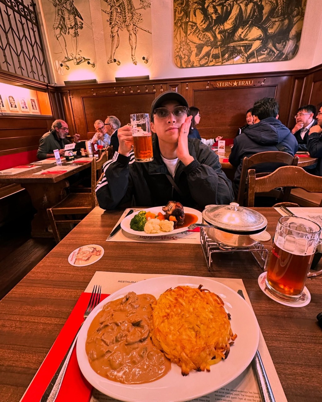 吴业坤去打卡餐厅，不过对食品的味道表示见仁见智。