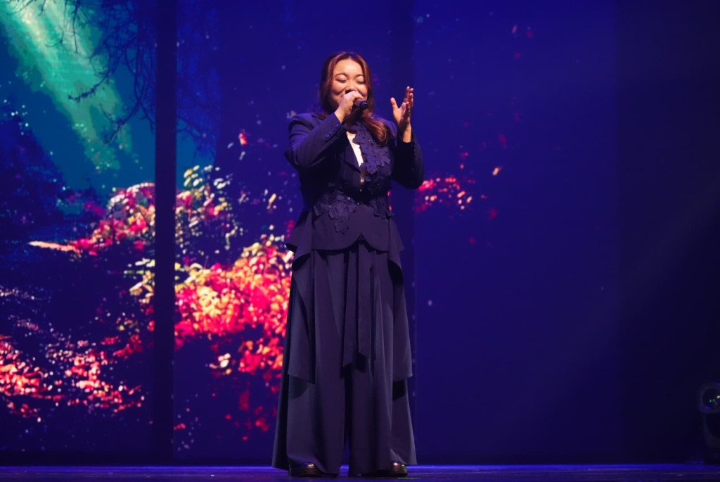 黃博率先登場，以《這一個夜》展現沈穩唱功與舞台魅力，接著還演唱了《不必在乎我是誰》與《如燕》，情感層層遞進，深情動人。