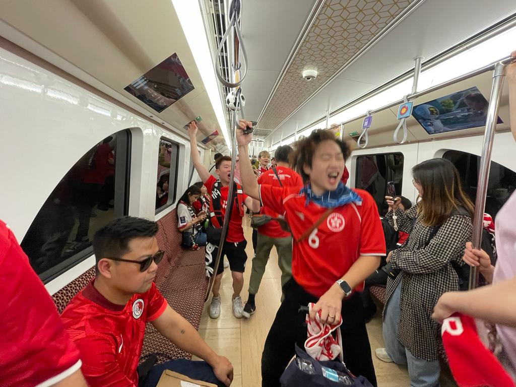 球迷乘坐地铁及转巴士前往球场。