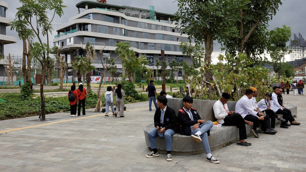  民眾在努山塔拉一處工地附近的公園。 路透社