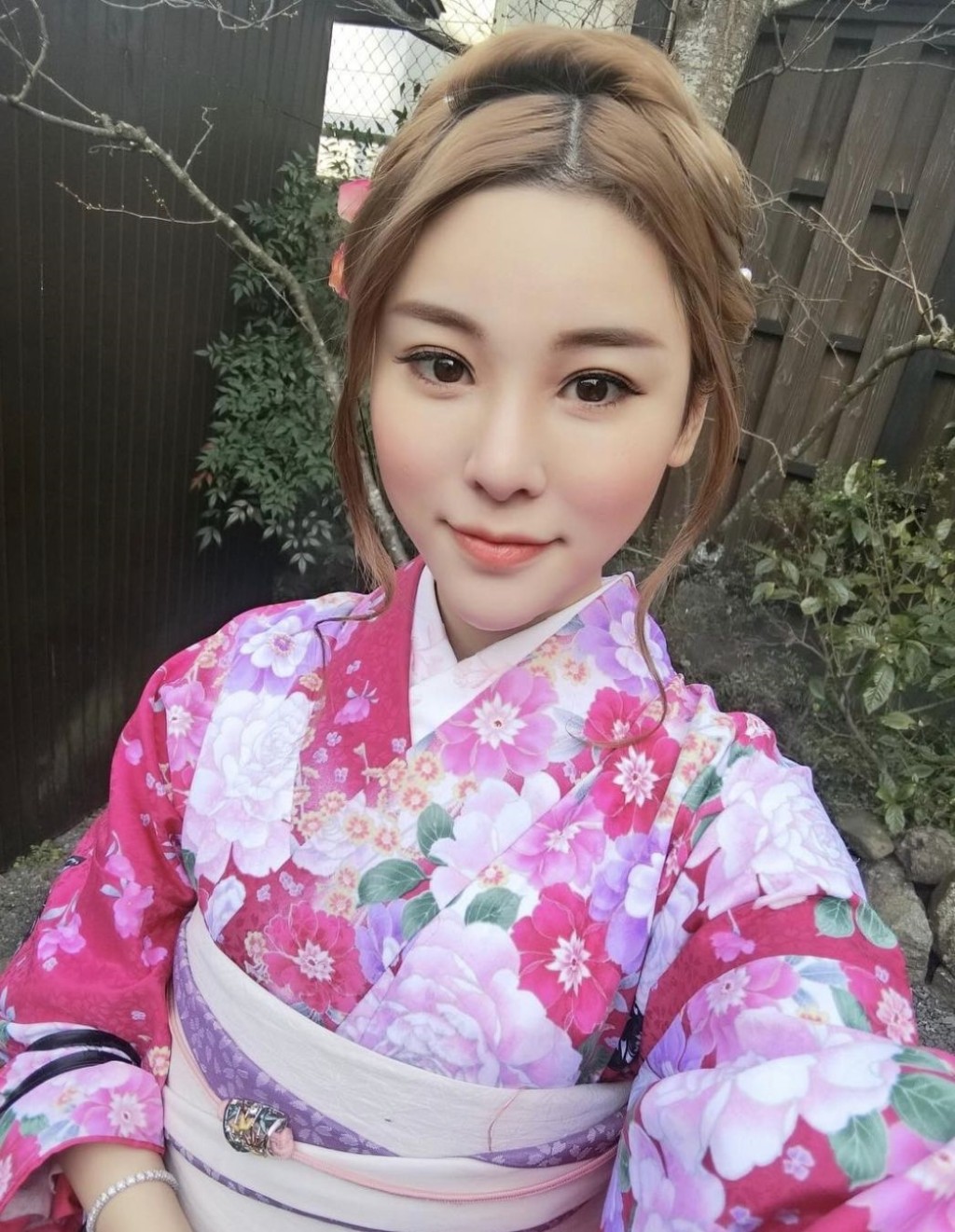 譚澤均指蔡天鳳理財不錯。 譚澤均指蔡天鳳理財不錯。
