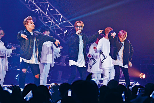 ■w-inds.主音橘庆太（中）写下长文表达对绪方龙一（左）离队的感受。