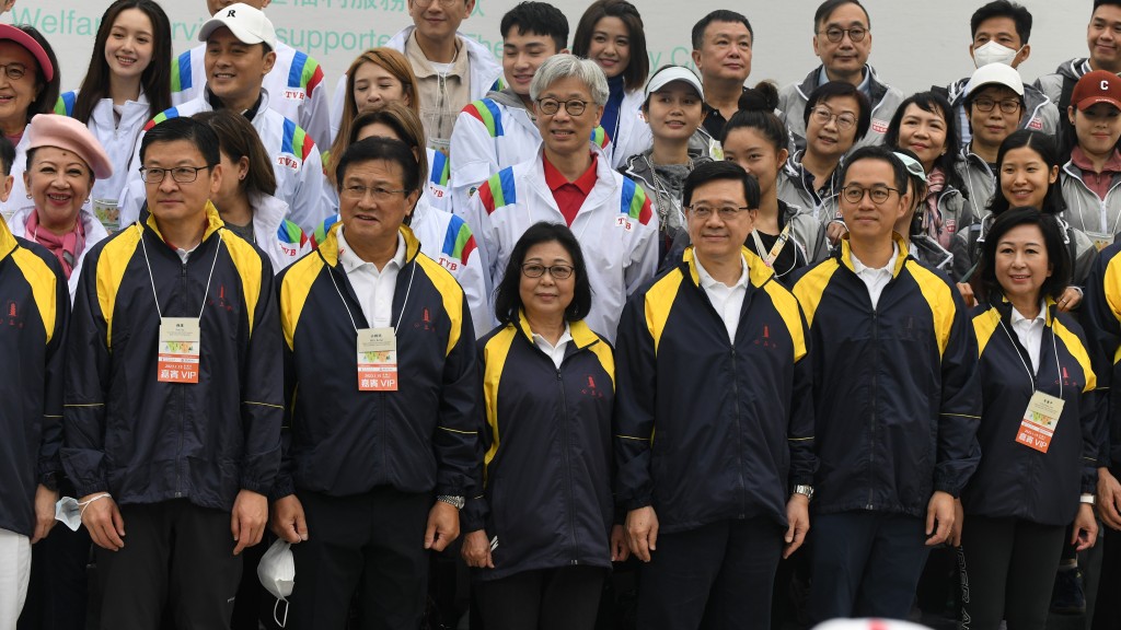 李家超（前排右三）與夫人（前排右四）一同出席公益金百萬行活動。禇樂琪攝