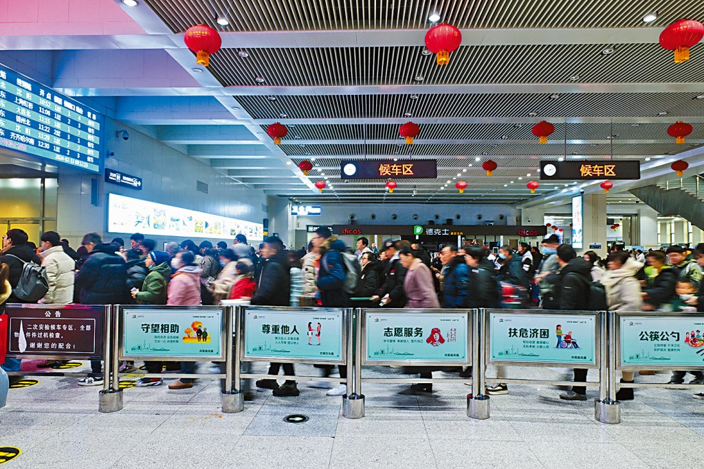 旅客前日在遼寧丹東車站排隊檢票。