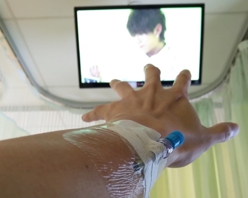 港男獨自一人在醫院,前妻則到屯門市廣場看偶像MIRROR。「我老婆嫁左比Mirror導致婚姻破裂關注組」FB圖片