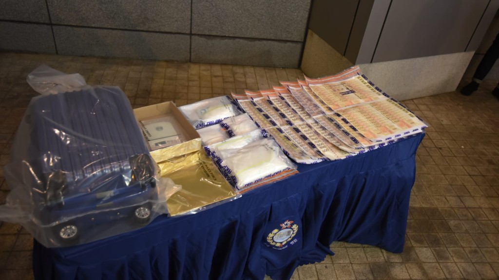 警方檢獲毒品及現金。尹敬堂攝