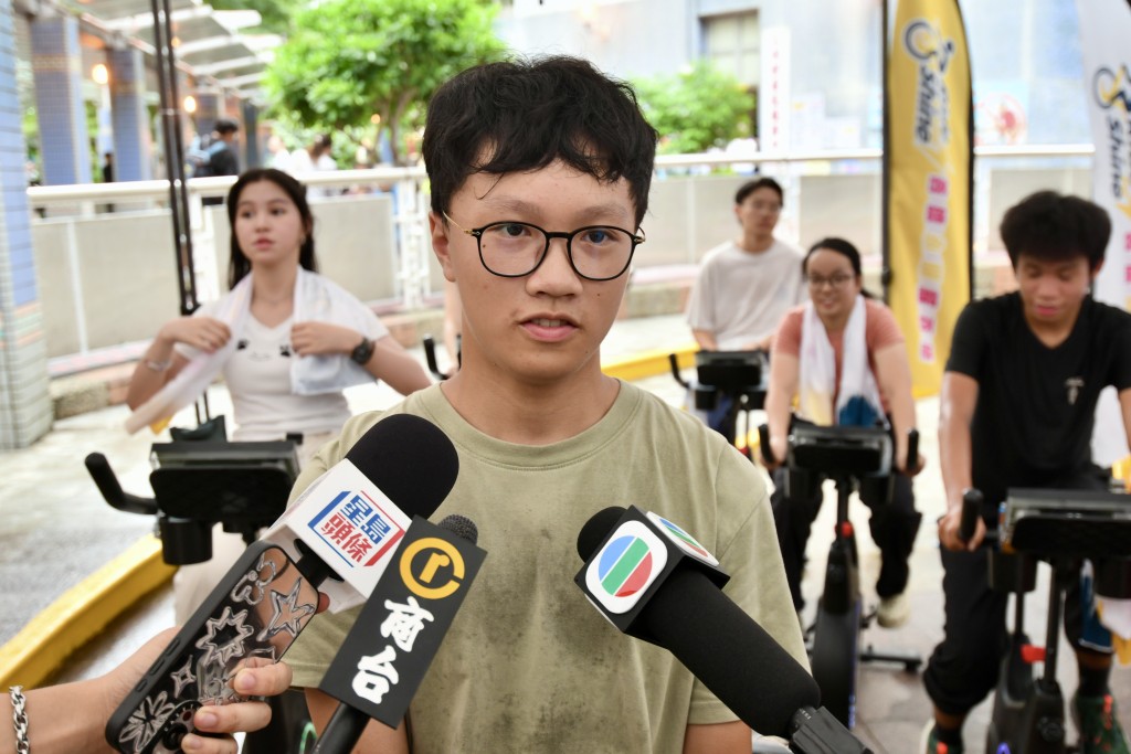 江同學認為特首相當親切,感覺「同朋友冇乜區別」。 江同學認為特首相當親切,感覺「同朋友冇乜區別」。