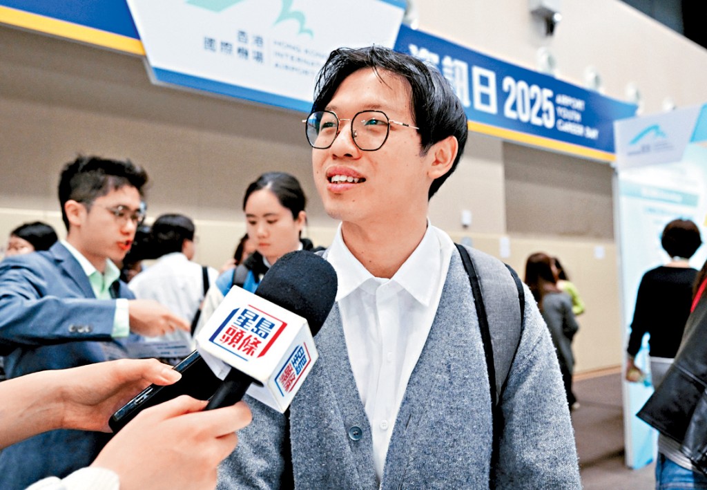 丁先生指睇中兩間航司嘅地勤職位。