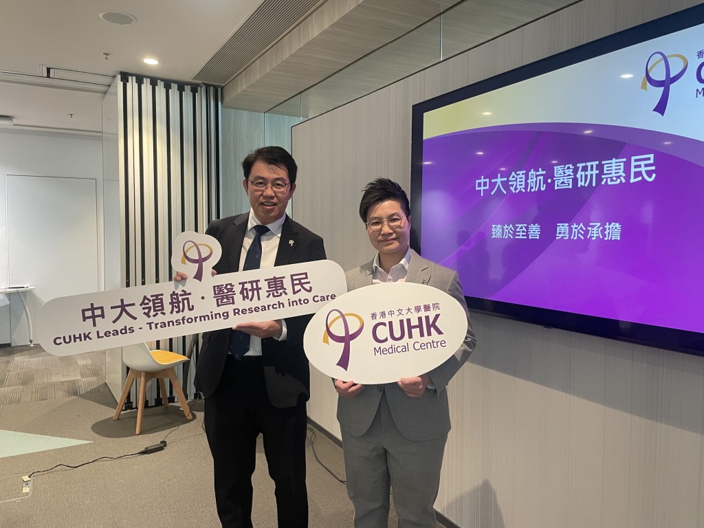 中大醫院行政總裁鍾健禮（左）預告，最快本月底推新一輪收費調整，擬涵蓋急症室及24小時門診服務，研推「套餐式」收費。