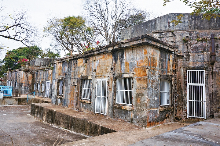 西灣炮台一帶的建築都保存得相當良好，瀰漫古雅風情。