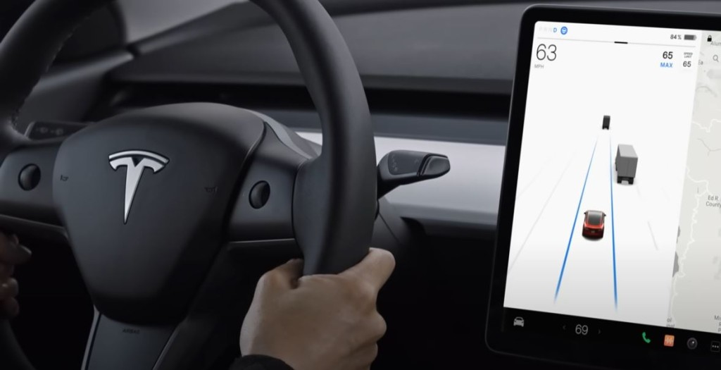 Tesla在介紹輔助駕駛系統的官方片段中，司機亦有緊握軚盤。Tesla YouTube