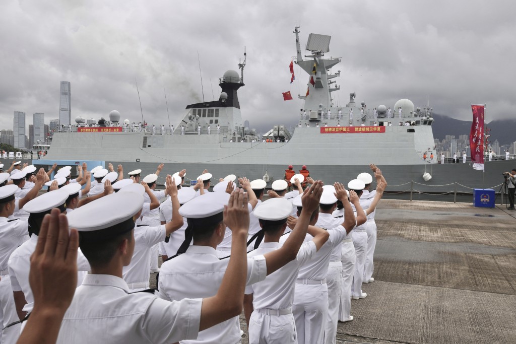 岸上的海陸空官兵代表列隊送別。 岸上的海陸空官兵代表列隊送別。