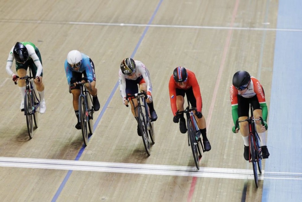 思颖（左二)在全能赛中。UCI官网图