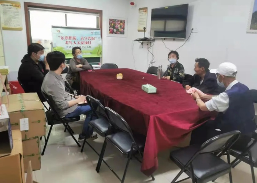 當地街道委員會討論為老翁清理居所處理鼠患。網圖