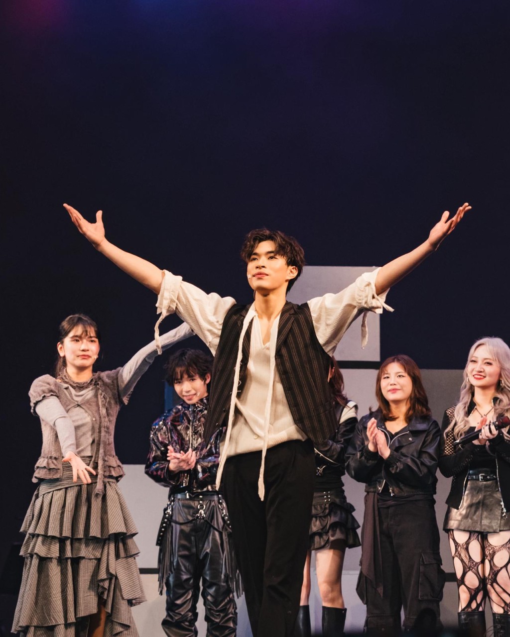 Kakit帶領一班年青人和殘疾人士踏上舞台，追尋夢想。