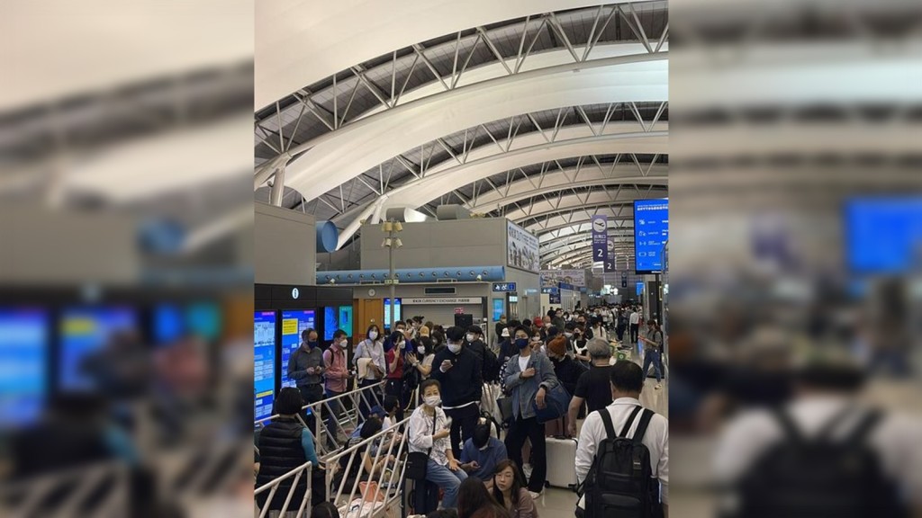 日本關西機場保安系統今午故障，大批乘客滯留。縱橫遊FB