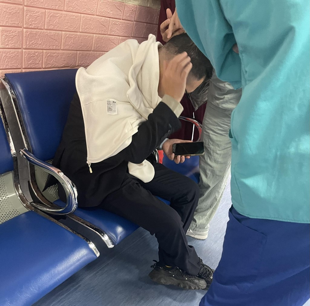 游智彬向訪台的石平示威時被架走,聲稱受傷。游智彬FB 游智彬向訪台的石平示威時被架走,聲稱受傷。游智彬FB