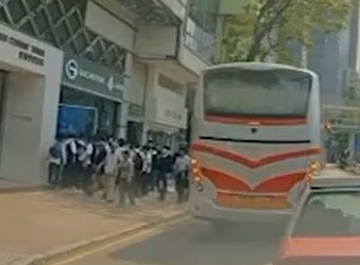 一輛旅遊巴士未有駛至路邊便開門讓乘客下車,導致後方車輛嚴重受阻。' 一輛旅遊巴士未有駛至路邊便開門讓乘客下車,導致後方車輛嚴重受阻。'