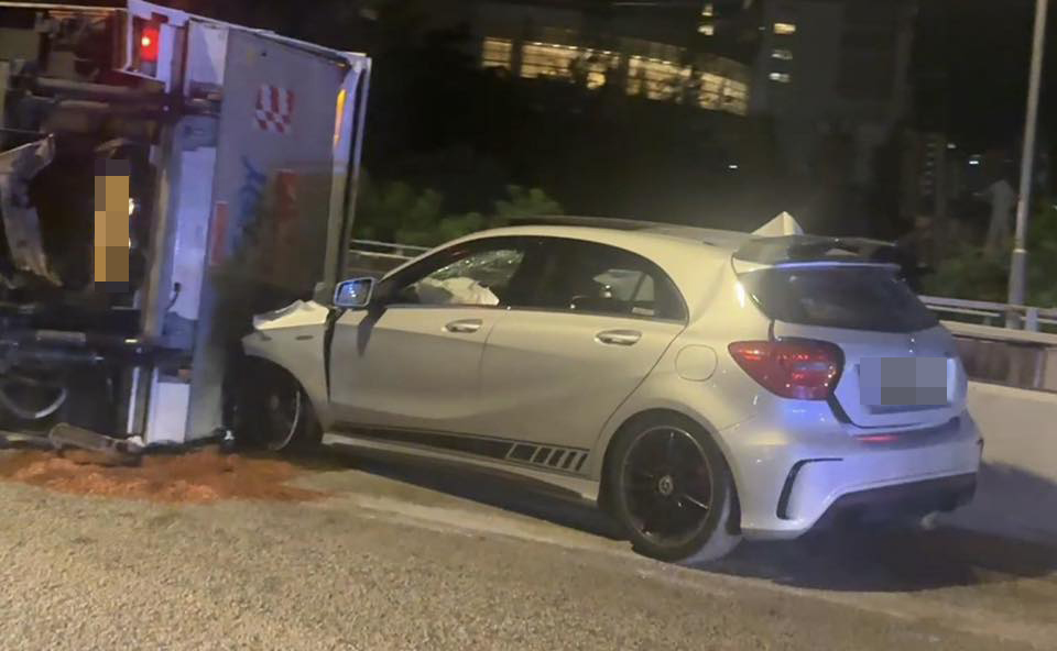 一輛貨車捱銀色平治撞翻。網上圖片 一輛貨車捱銀色平治撞翻。網上圖片
