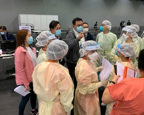 醫管局已派員到亞洲博覽館臨時檢測中心，為有關人士抽取樣本。 醫院管理局FB圖