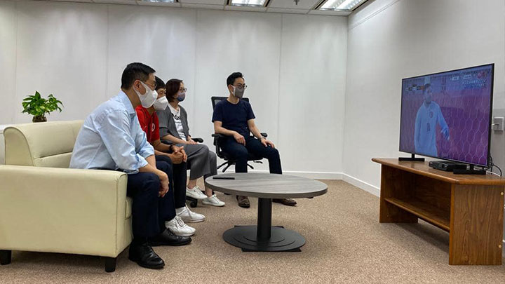 東亞盃揭幕，楊潤雄坐在電視機前收看比賽，為港打氣。楊潤雄fb圖片