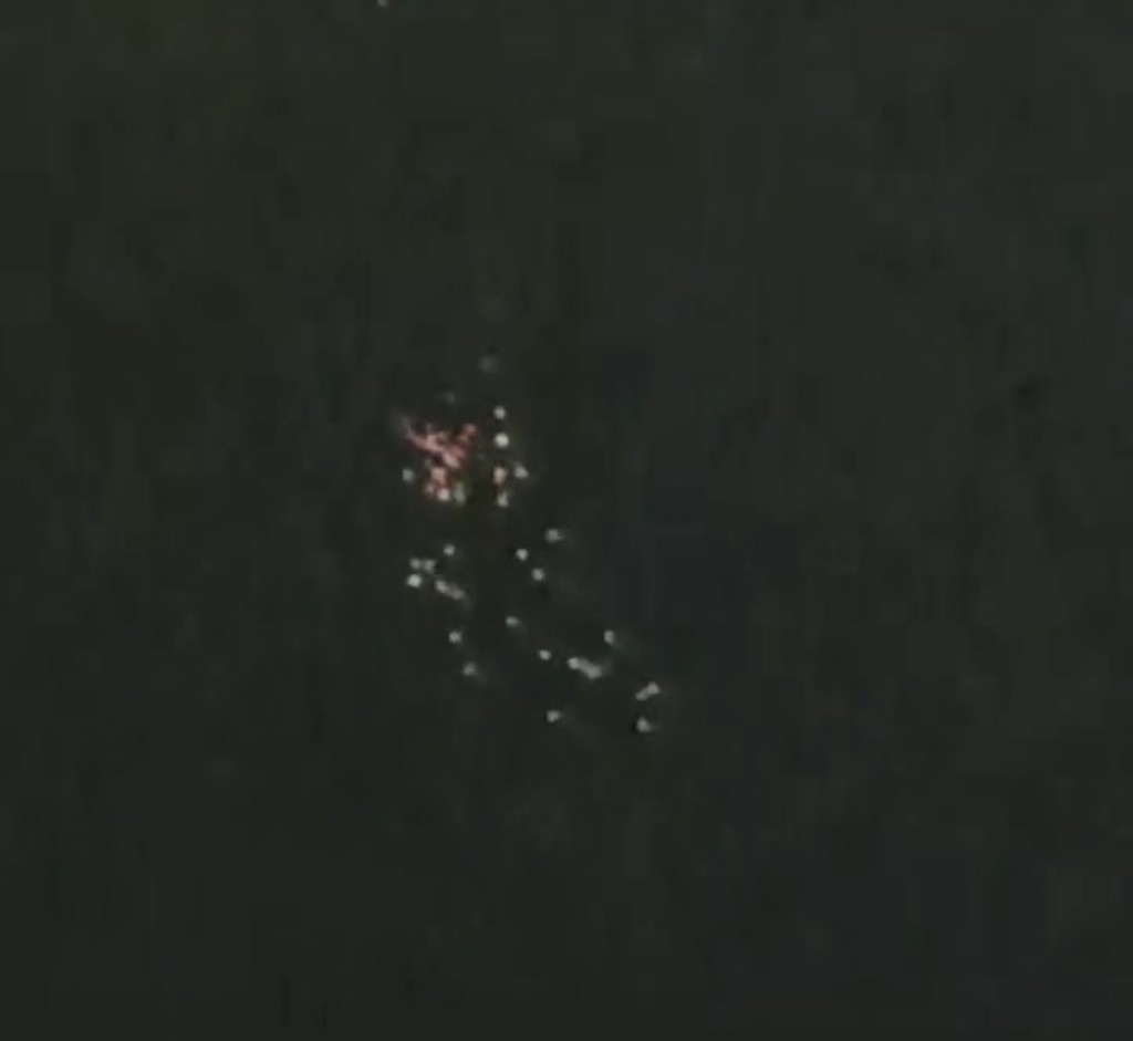 哈爾濱上空現條狀不明飛行物。抖音@禮貌不禮貌 哈爾濱上空現條狀不明飛行物。抖音@禮貌不禮貌