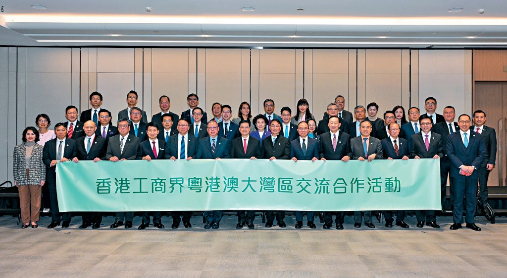 李家超率領多名司局長及工商界高層代表到訪廣州，在粵港深化經貿投資合作交流會前合照。