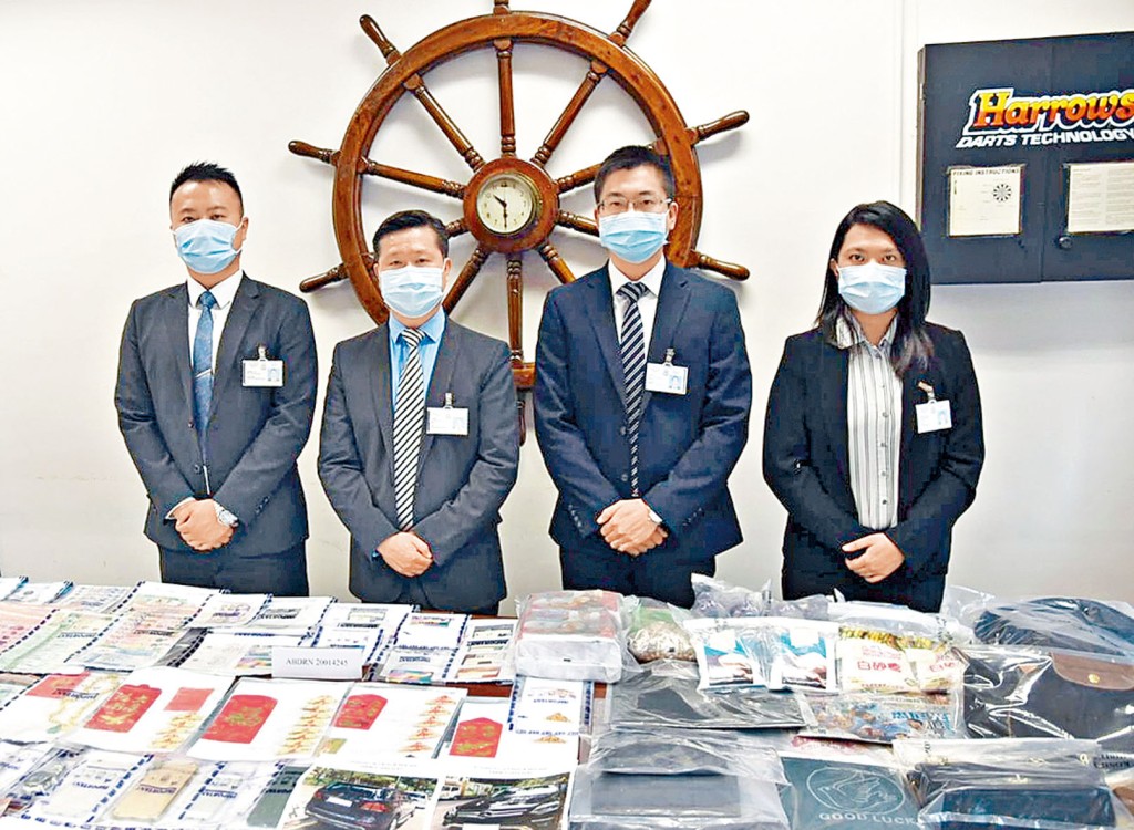 ■冼国明警司（左二）讲述「祈福党」犯案情况。