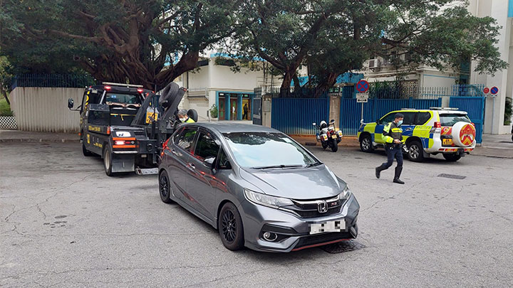 行動中,警方拖走4架車。警方提供