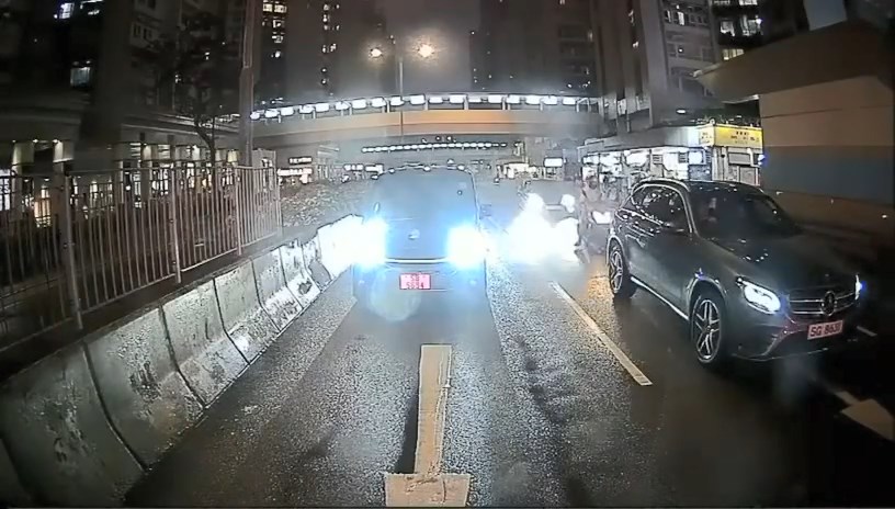 電單車捱駛至的私家車撞，鐵騎士被撞飛。fb「香港鐵騎館」片段截圖