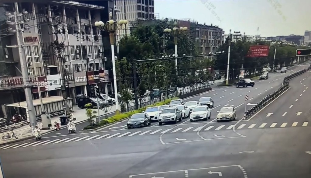 私家車從後輾過「電雞」，致車上2孩童死亡母親雙腳折斷。抖音