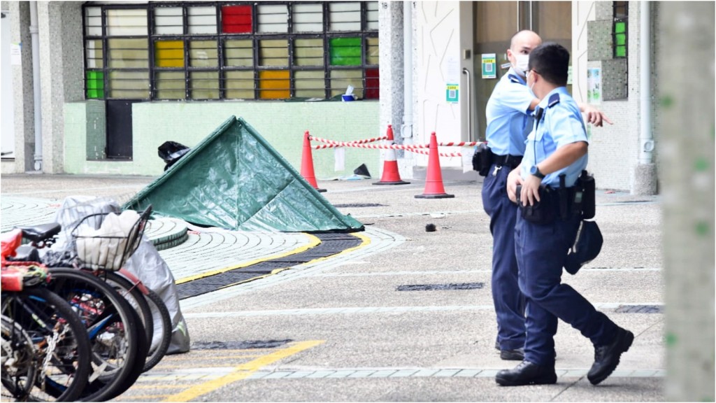 警方以帳篷遮蓋死者遺體。