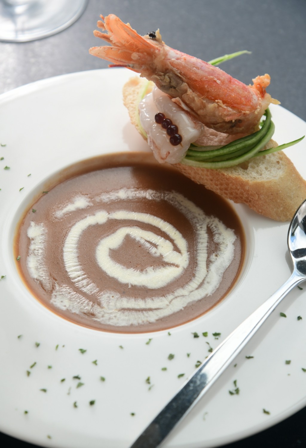 法式龍蝦湯，傳統法式方法熬製的龍蝦湯濃郁甜美，配上原隻阿根廷紅蝦刺身及脆多士，口感豐富有層次。