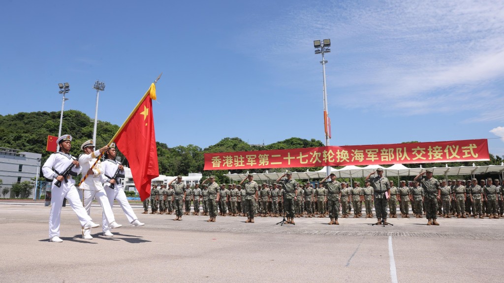 轮换进港官兵进驻前进行了扎实训练和认真学习，具备了履行香港防务的能力素质。政府新闻处